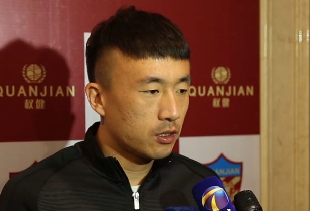 此时，那十几把明晃晃的大砍刀，也已经悬在了叶辰的面前。